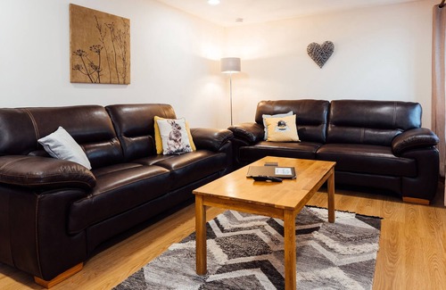 Castle Douglas House | THE BARN, pet friendly, with hot tub in Gatehouse Of Fleet