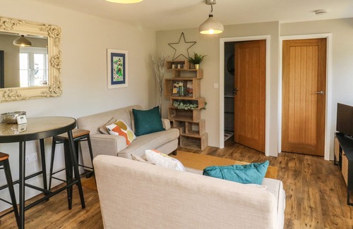 Newton Ferrers Cottage | THE BARN, pet friendly, with a garden in Brixton