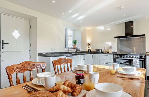 Pancrasweek House | The Barton - Three Bedroom House, Sleeps 6