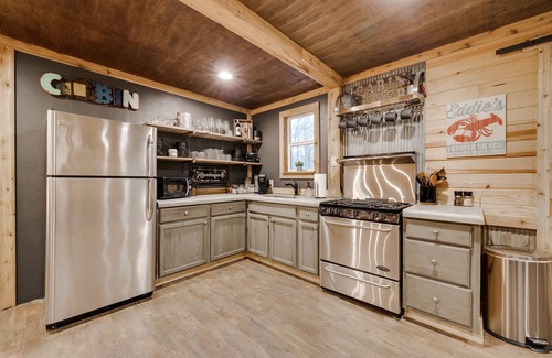 Bismarck House | The Base Cabin 🌟 Hot Tub 🌟 Walking Distance to Lake Degray