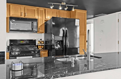 Cherokee Triangle Apartment | The BAX: 3 Story Retreat w/Patios in Highlands