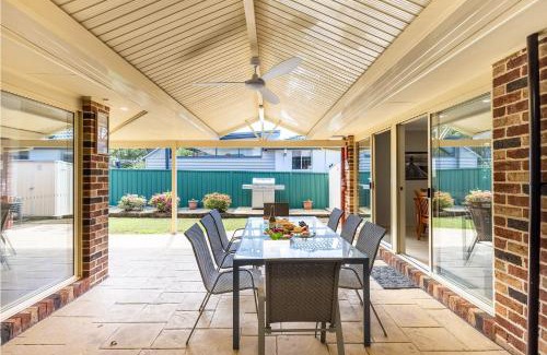 Shoal Bay House | The Bay House Shoal Bay huge five bedroom holiday home with WiFi and Foxtel