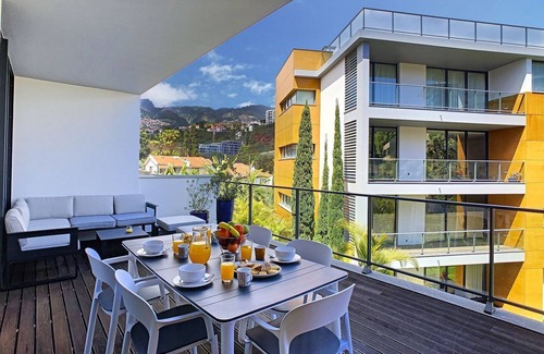 Sao Pedro Apartment | The Bay View by LovelyStay