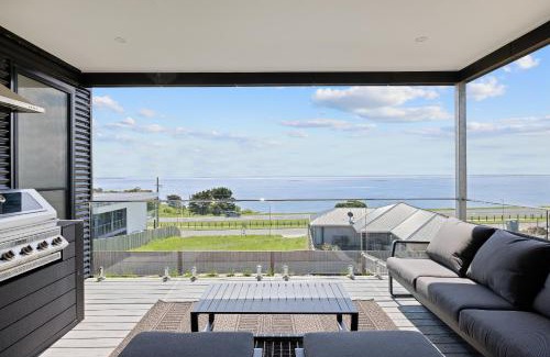 San Remo House | The Bay View San Remo by Ready Set Stay- BYO LINEN & TOWELS