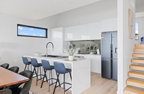 San Remo House | The Bay View San Remo by Ready Set Stay- BYO LINEN & TOWELS