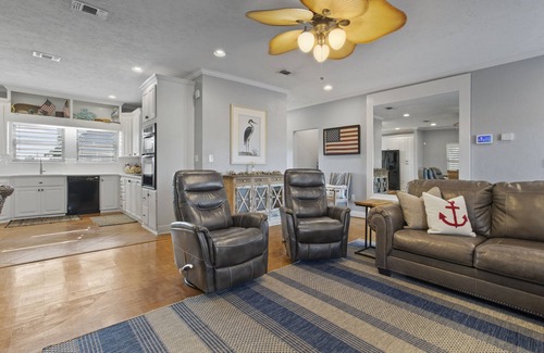 Shoreline Park House | The Bayhouse - Unobstructed Views, Beautiful Sunsets, and a Boat Ramp.