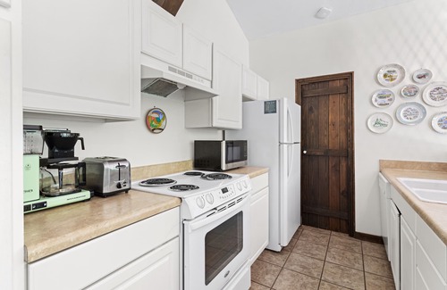 Ocean Springs House | The Bayou Bungalow - Cozy Bungalow, King Bed, near East Beach!