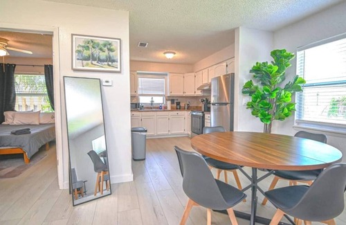 North Hyde Park House | The Bayside Retreat - Unit B by Mane Suites