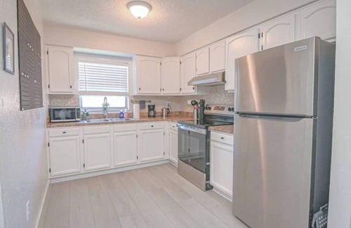 North Hyde Park House | The Bayside Retreat - Unit B by Mane Suites