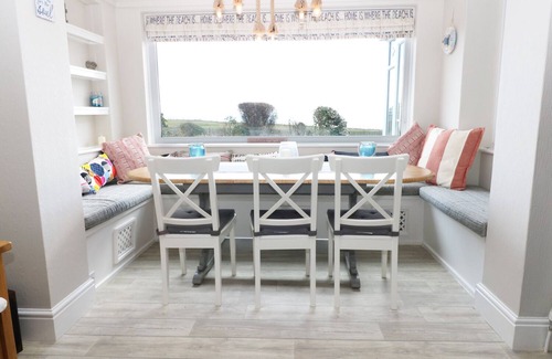 Criccieth Cottage | THE BEACH HOUSE CRICCIETH, family friendly, with hot tub in Criccieth