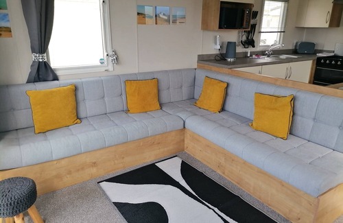 Dymchurch Apartment | The Beach - Large decking area