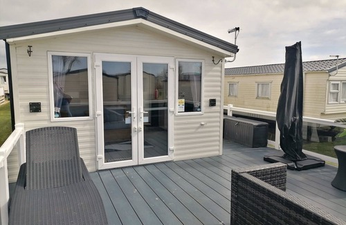 Dymchurch Apartment | The Beach - Large decking area