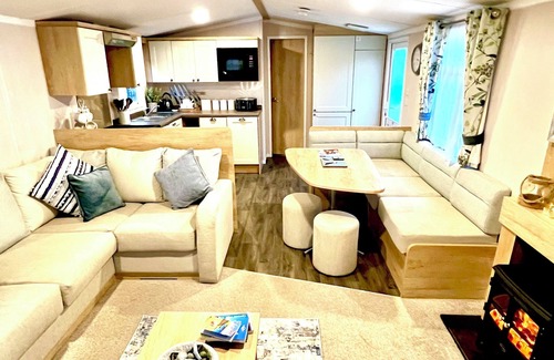 Par House | The Beach Retreat - Homely Beachside Caravan on 5* Park