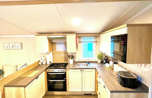 Par House | The Beach Retreat - Homely Beachside Caravan on 5* Park