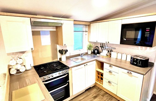 Par House | The Beach Retreat - Homely Beachside Caravan on 5* Park