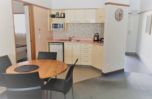 Tahunanui Hotel | The Beachcomber Hotel