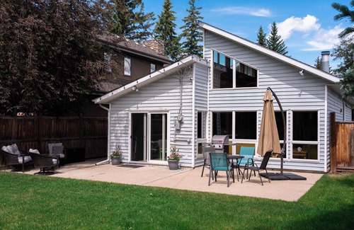 Markerville House | The Beachside Bungalow ོ 3 Bedroom Cottage just steps from the shores of Sylvan!