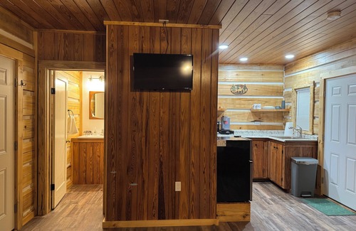 Lancing Cabin | “The Bear Cave” WhittleSticks Cabin in Lancing TN