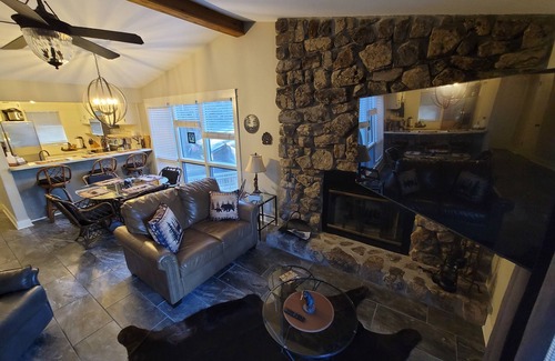 Mount Ida Resort | The "BEAR DEN" on Lake Ouachita at Mtn Harbor Resort 2BR Condo many amenities