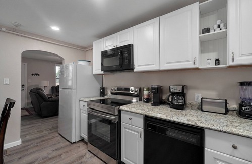 Downtown Branson Cottage | The Bear Den: Rehabbed Home Near the Branson Landing