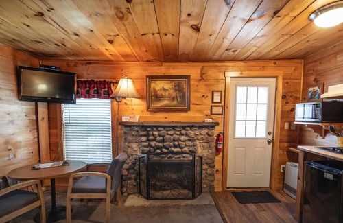 Lincoln Cabin | The Beaver Pond Riverside Getaway at the PEMICABINS