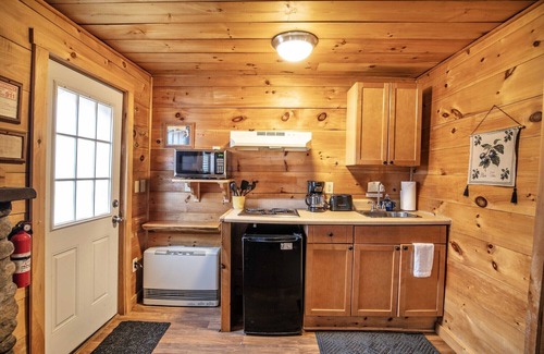 Lincoln Cabin | The Beaver Pond Riverside Getaway at the PEMICABINS