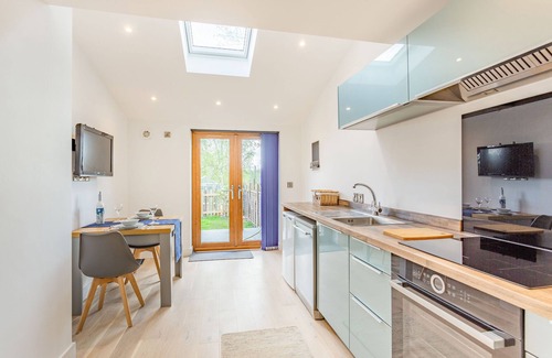 Pitchcombe Cottage | THE BELFRY, romantic, with a garden in Evesham