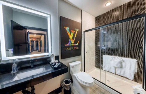 Biloxi Hotel | The Bella Downtown, 90210 Suite, Sleeps 2, King Bed, Balcony