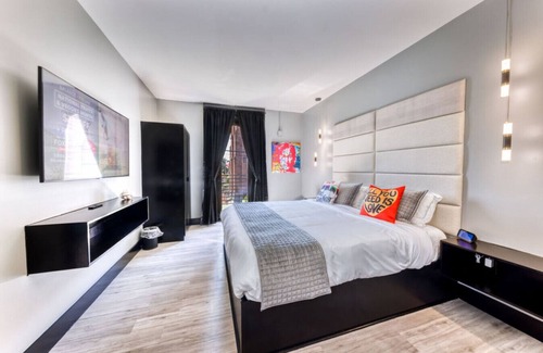 Biloxi Hotel | The Bella's Abbey Road Suite, Sleeps 2, Private Balcony