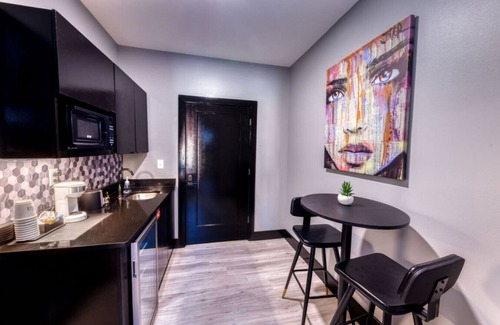 Biloxi Hotel | The Bella's Girls Night Suite, King Bed, Private Balcony