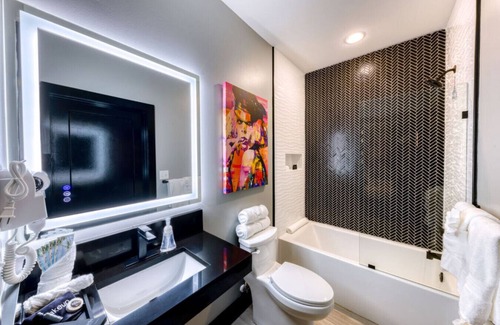 Biloxi Hotel | The Bella's Girls Night Suite, King Bed, Private Balcony