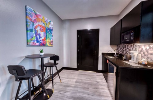 Biloxi Hotel | The Bella's Glamour & Grace Suite, Sleeps 2, Private Balcony
