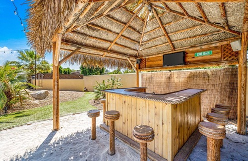 Bermuda Dunes House | The Bentley Estate: Festivals, Karaoke, Grotto, Sauna, Putting Green, BBQ!