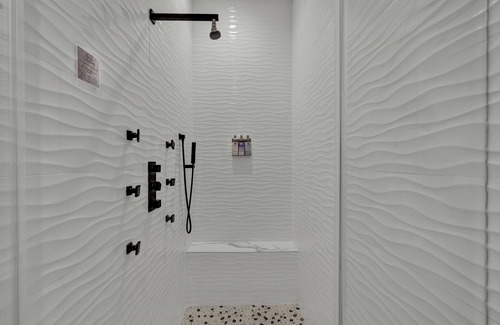 Johnson City Hotel | The Bentley Hotel - Clint Eastwood Room - Hill Country View