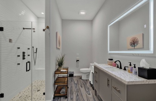 Johnson City Hotel | The Bentley Hotel - Clint Eastwood Room - Hill Country View