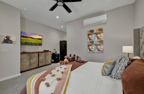 Johnson City Hotel | The Bentley Hotel - Clint Eastwood Room - Hill Country View