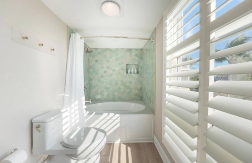 Marathon Hotel | The Best Spot for Your Next Getaway! Terrace w/Water View, Full Kitchen, Pool!