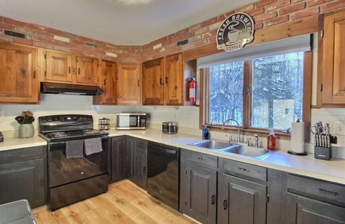 Killington House | The Big Lebearski- AC, Grill, Fire Pit, Hot tub!