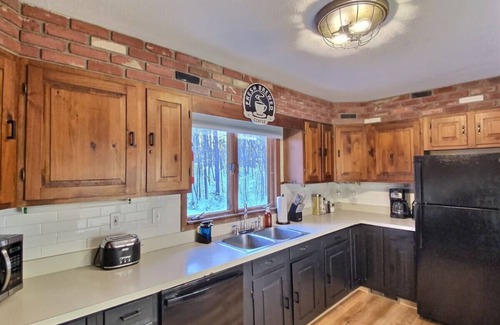 Killington House | The Big Lebearski- AC, Grill, Fire Pit, Hot tub!