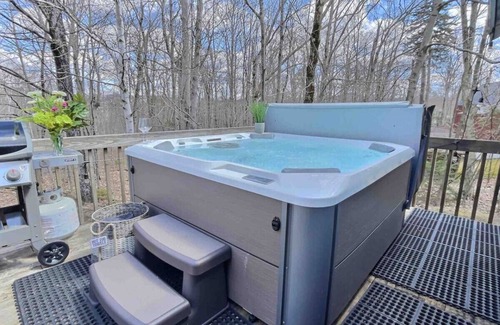 Killington House | The Big Lebearski- AC, Grill, Fire Pit, Hot tub!