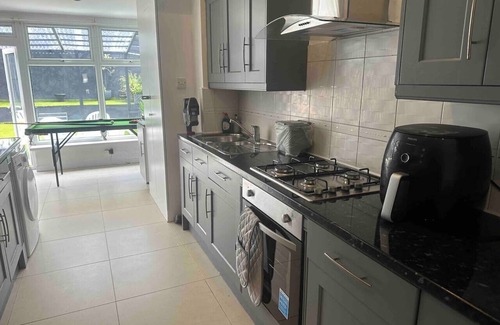 Catford House | The Big London Base – 5 Beds for Friends, Family and contractors