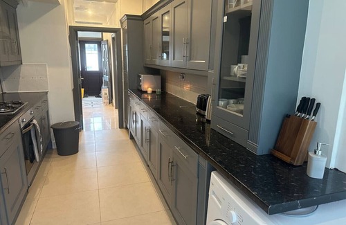 Catford House | The Big London Base – 5 Beds for Friends, Family and contractors