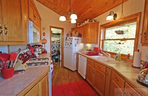 Apple Ridge Cabin | The Big Round Cabin - Blowing Rock, Hot tub, Secluded acreage, fabulous views