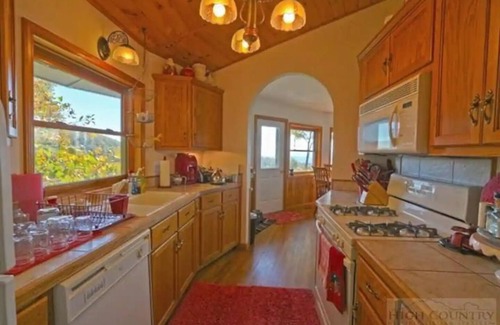 Apple Ridge Cabin | The Big Round Cabin - Blowing Rock, Hot tub, Secluded acreage, fabulous views