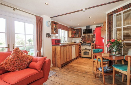 Lockerley Cottage | THE BIKE SHED, romantic, with a garden in West Tytherley