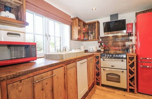 Lockerley Cottage | THE BIKE SHED, romantic, with a garden in West Tytherley