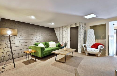 Killington Cabin | The Birch Ridge- Colonial Maple Room #1 - Queen Suite in Renovated Killington Lodge home