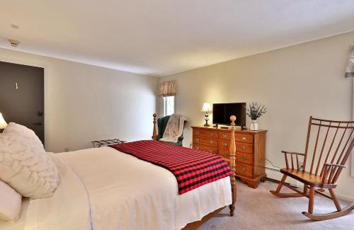 Killington Cabin | The Birch Ridge- Colonial Maple Room #1 - Queen Suite in Renovated Killington Lodge home