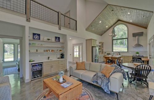 Wiley Cabin | The Black Ace is Creek Front & Minutes to Town