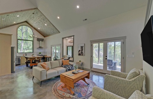 Wiley Cabin | The Black Ace is Creek Front & Minutes to Town